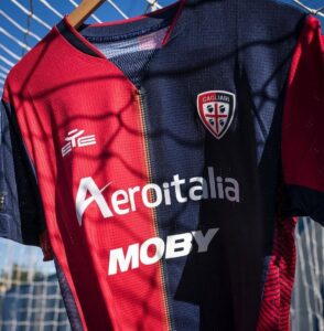 カリアリ・カルチョ セリエA 2024-25 コッパ・イタリア ホーム ユニフォーム【Eye Sport アイ・スポーツ】